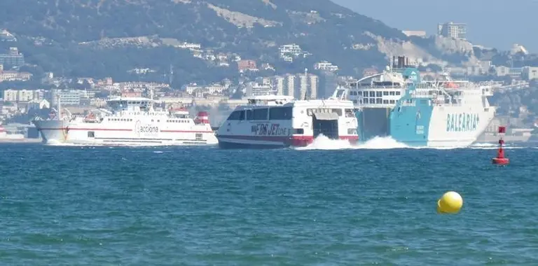 Barcos de pasajeros en la Bah&iacute;a de Algeciras