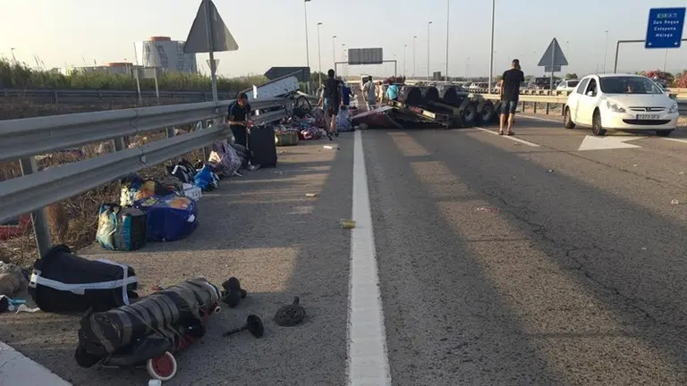 Remolque volcado sobre la A-7 con el equipaje esparcido