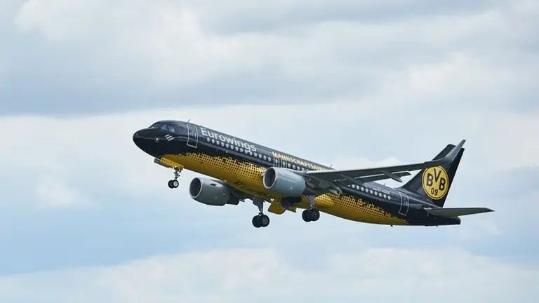 eurowings-bvb-mannschaftsairbus-startet