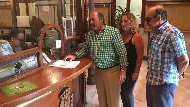 Miembros del partido registrando la petici&oacute;n en el Consistorio