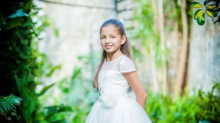 Ni&ntilde;a de comuni&oacute;n en las instalaciones
