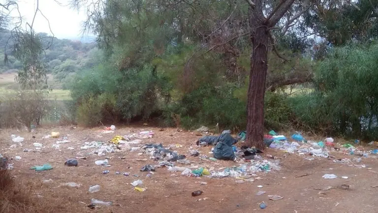 Suciedad y basura en el campo