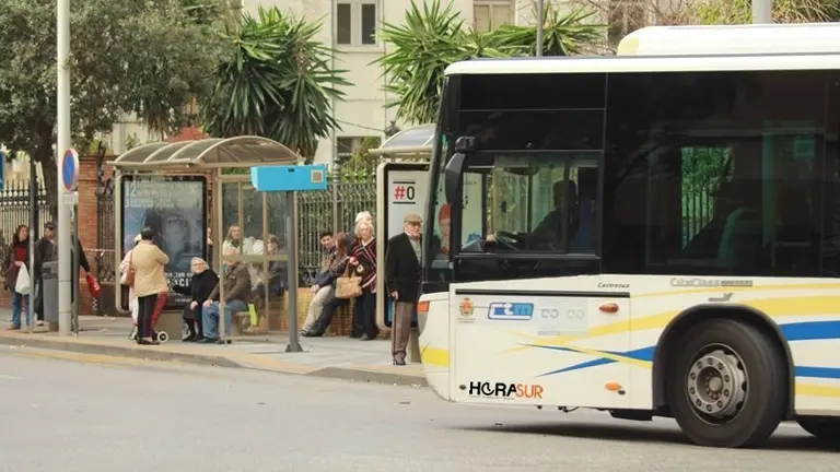 Un autob&uacute;s llegando a la parada de autob&uacute;s del parque