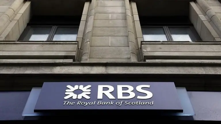 Royal Bank of Scotland Group annonce une perte annuelle de 1,97 milliard de livres sterling (2,49 milliards d'euros), s'affichant dans le rouge pour une huiti&egrave;me ann&eacute;e cons&eacute;cutive. /Photo d'archives/REUTERS/Stefan Wermuth