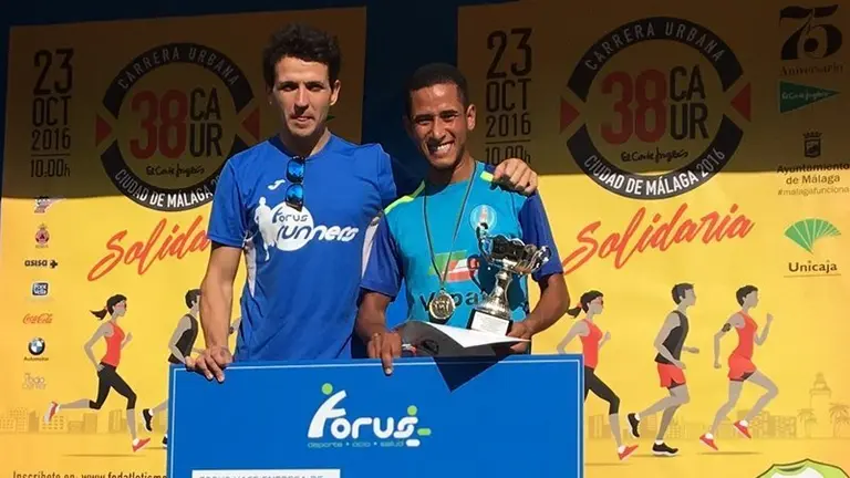 Sabili, en el podio con el trofeo de subcampe&oacute;n