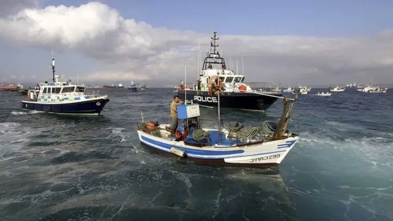 Peque&ntilde;o pesquero acosado por dos patrulleras gibraltare&ntilde;as. Foto rtve.es