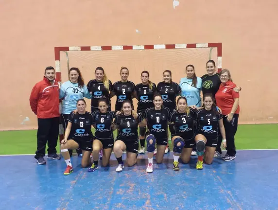 Las chicas senior forman antes del inicio del encuentro ante el BM Lauro. // Foto: C. D.