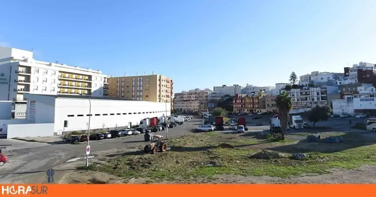 Limpieza del aparcamiento de Carteya