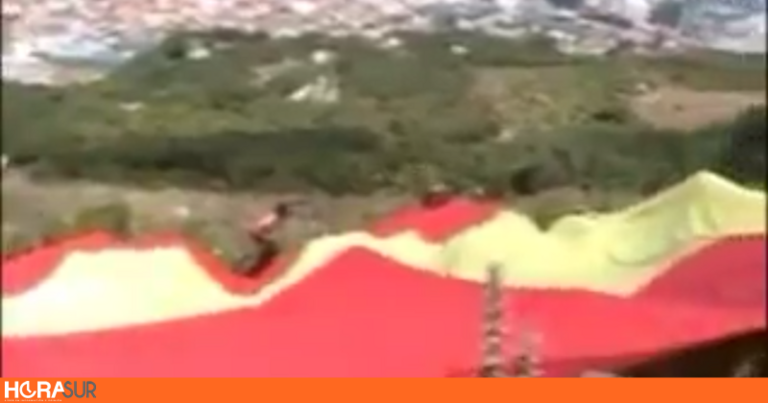 Una captura del video sobre la colocacion de la bandera