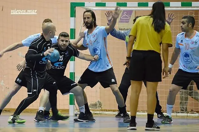 Bermejo y Romero en un lance del encuentro de Fase de ascenso ante Mijas. // Foto: Nieves Mac&iacute;as.