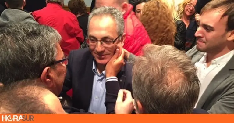 Juan Lozano recibe las felicitaciones de sus compa&ntilde;eros