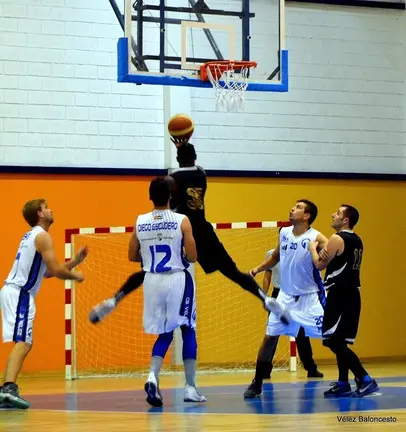 Aaron entra a canasta en el Pabell&oacute;n vele&ntilde;o Foto V&eacute;lez Baloncesto