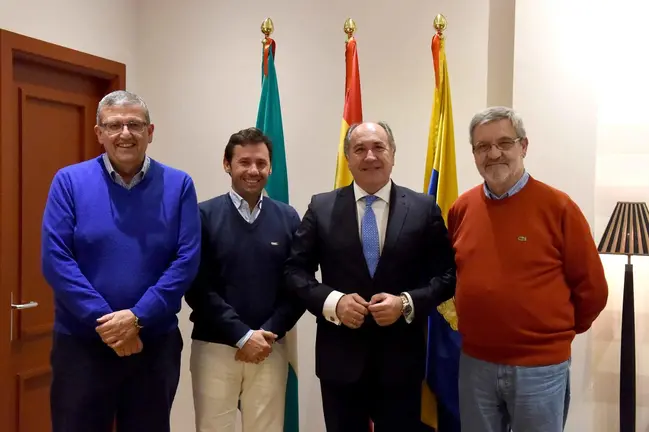 Soria y Mu&ntilde;oz posan junto al alcalde y al delegado de deportes. // Foto: Ayuntamiento de Algeciras.