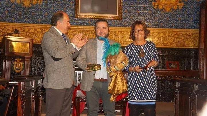 Fernando Estudillo en el centro, flanqueado por el alcalde y la delegada de Feria y Fiestas. // Foto: Archivo.
