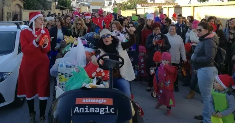 Pasacalle del CEIP Los Arcos por calles de la barrida del Cobre
