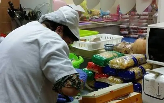 Una voluntaria en el comedor social de Ambae