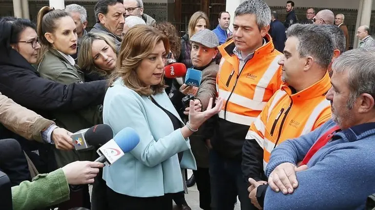 D&iacute;az, con los representantes sindicales de la estiba, en el Parlamento