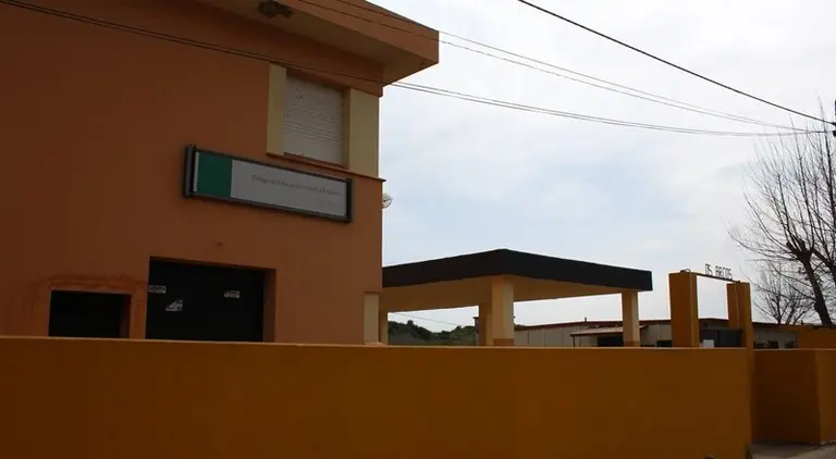Entrada del CEIP Los Arcos del Cobre