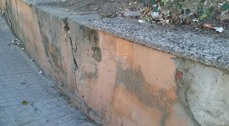 Estado del muro junto a la antigua biblioteca Cristobal Delgado
