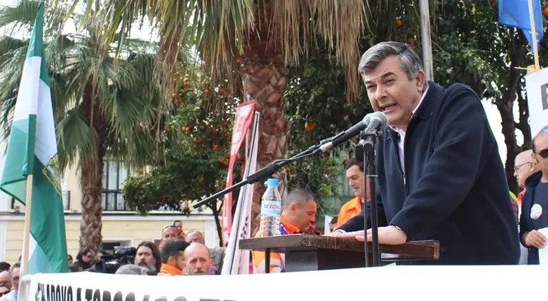 Luis Angel Fernandez se dirige a los estibadores