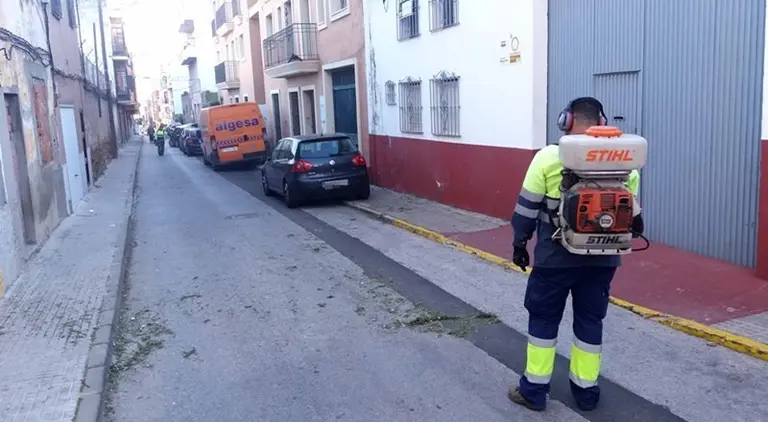 Un operario de Algesa durante labores de limpieza