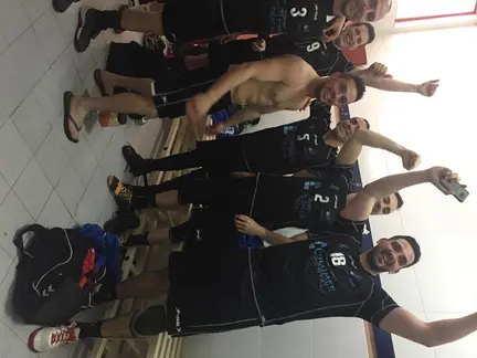 Los jugadores algecire&ntilde;os celebran la clasificaci&oacute;n para la eliminatoria previa a la fase de ascenso. // Foto: Jos&eacute; Seti&eacute;n.