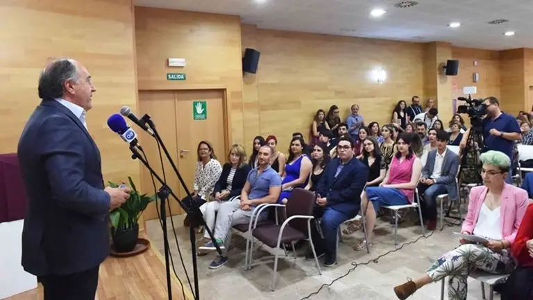 ENTREGA DE BECAS A ALUMNOS DE LA ESCUELA DE ARTE