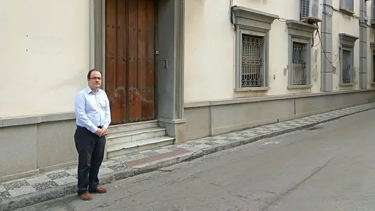 Holgado en la puerta del edificio