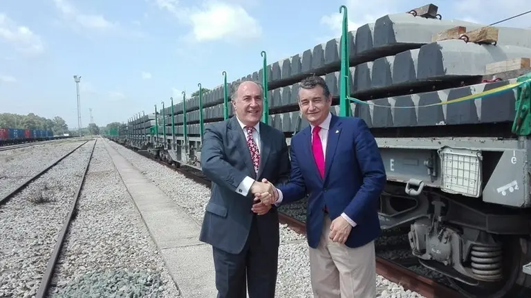 Landaluce y Sanz junto a uno de los convoyes
