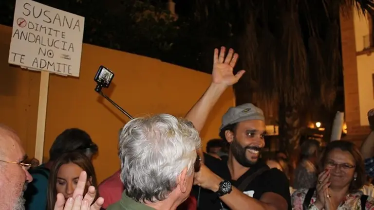 Jes&uacute;s Candel, Spiriman, saluda a las miles de personas en la Plaza Alta