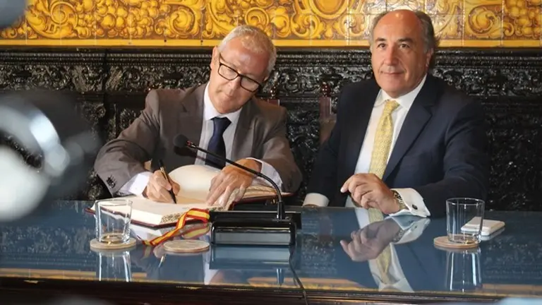 Belizon firma en el Libro de Honor del Ayuntamiento en presencia del alcalde