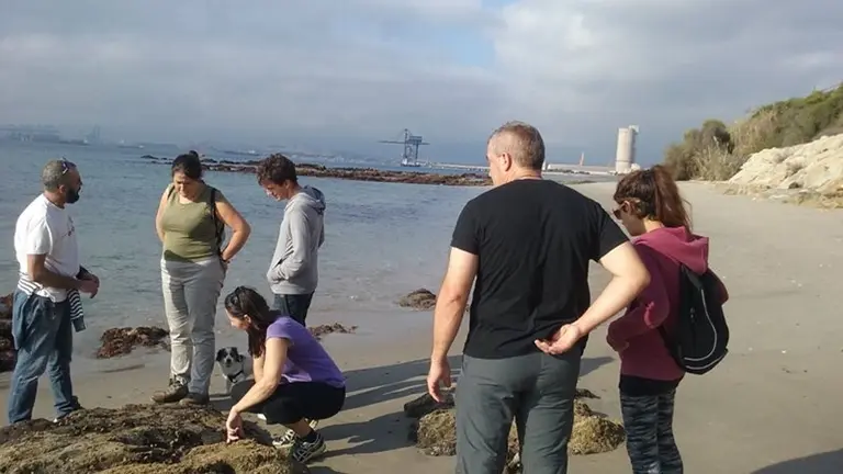 Miembros de Agaden y Podemos recorren el litoral