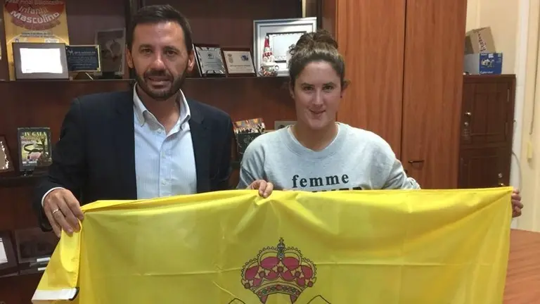 ENTREGA BANDERA DE ALGECIRAS A FATIMA RODRIGUEZ RUGBI