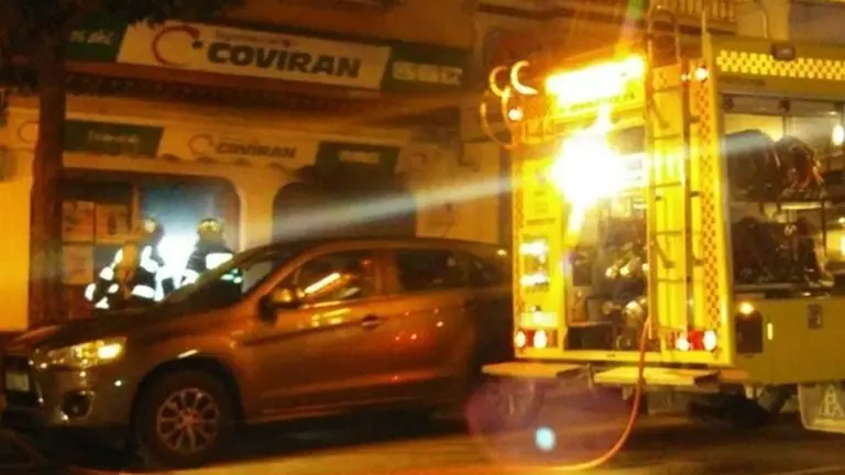 Bomberos intervienen en el incendio del supermercado
