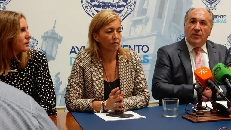 Susana P&eacute;rez Custodio y Eva Pajares junto al alcalde, en una rueda de prensa (ARCHIVO)