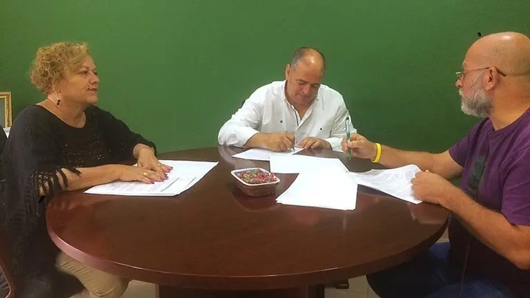 Firma del convenio del mercadillo artesanal