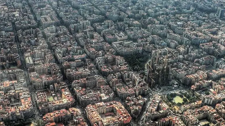 Vista a&eacute;rea de Barcelona con la Sagrada Familia