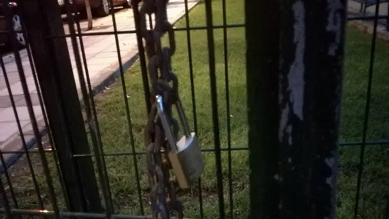 Candado en el parque canino
