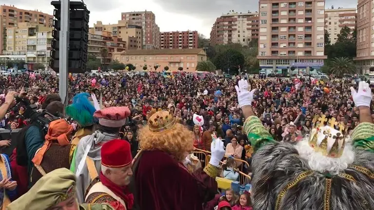 REYES SALUDANDO