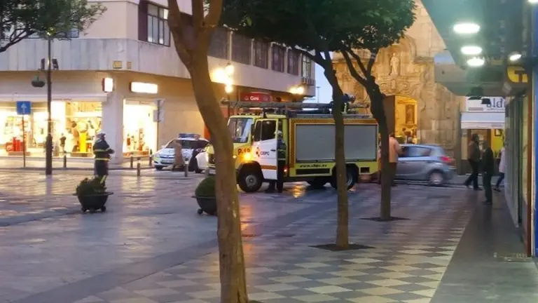 Bomberos a las puertas de la Capilla de Europa