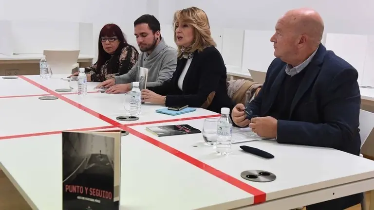 PRESENTACION DEL POEMARIO DE VICTOR PERTEGAL PUNTO Y SEGUIDO