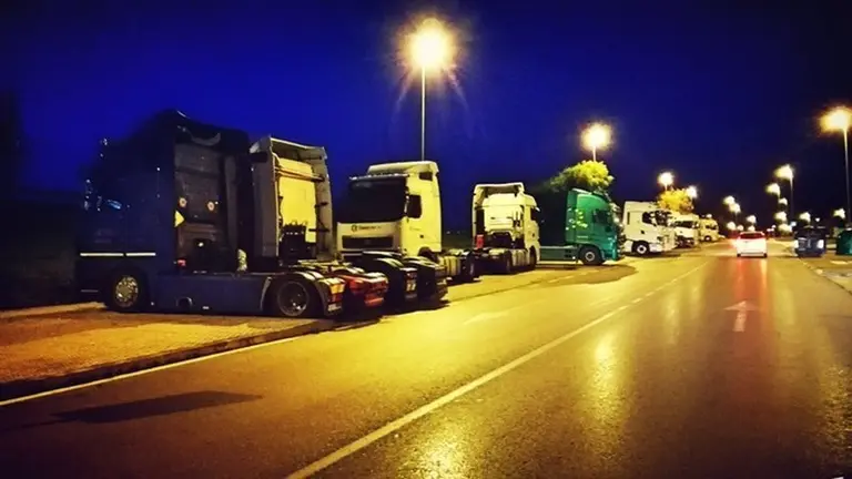 Camiones estacionados en el Saladillo