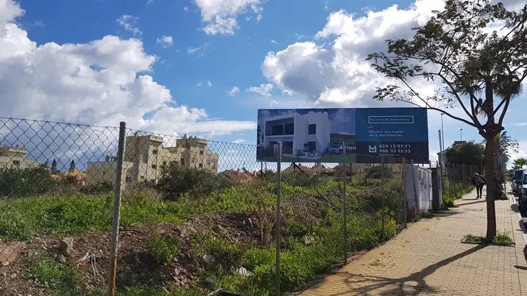 Carteles de nuevas promociones de obras en Algeciras