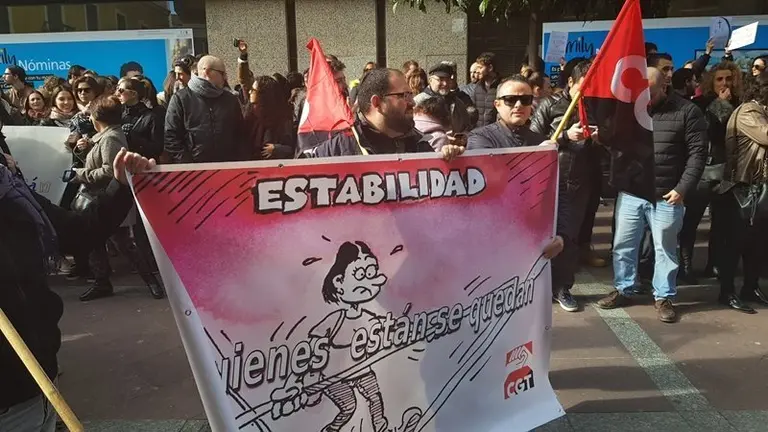 Una de las pancartas que han portado los interinos en la protesta de hoy