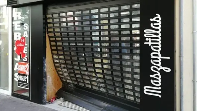 Estado en el que qued&oacute; la puerta de Maszapatillas. Foto Cadena Ser