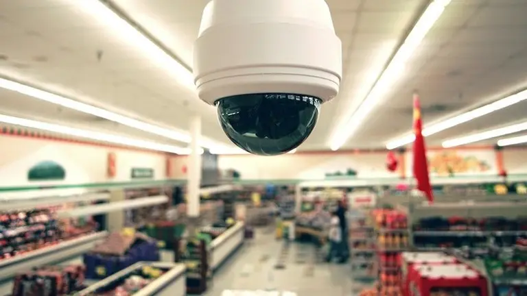 Una c&aacute;mara de video vigilancia en un supermercado