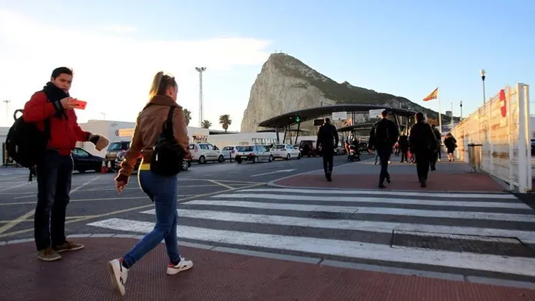 Las acciones de la Junta se centran especialmente en los trabajadores del Campo de Gibraltar. (Foto EFE)