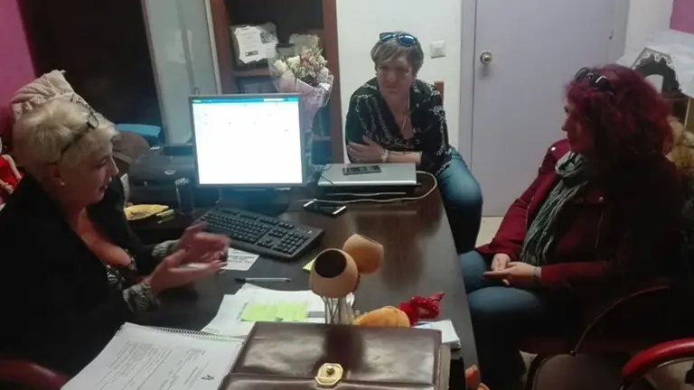 Leonor Rodriguez junto a la responsable de Ambae