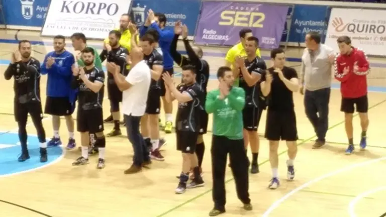 El equipo saluda a la afici&oacute;n al t&eacute;rmino del encuentro