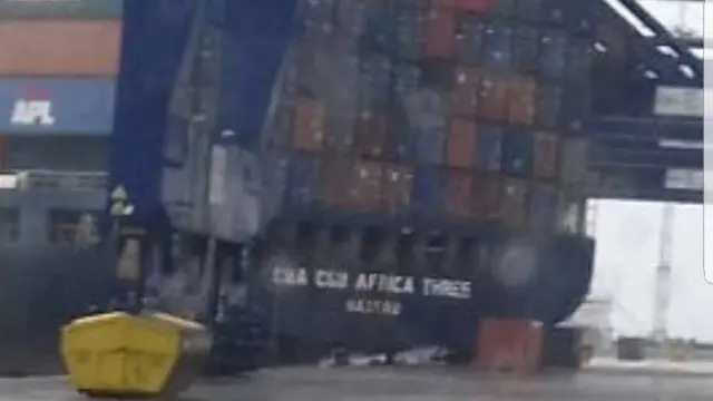 El &Aacute;frica Three incrustado en el cantil del muelle de TTIA